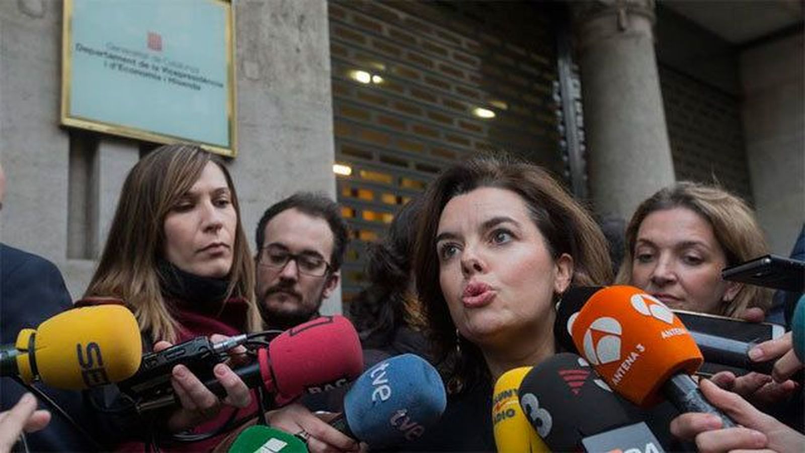 Santamaría ofrece a Junqueras "trabajar  juntos" pero cierra la puerta al referéndum