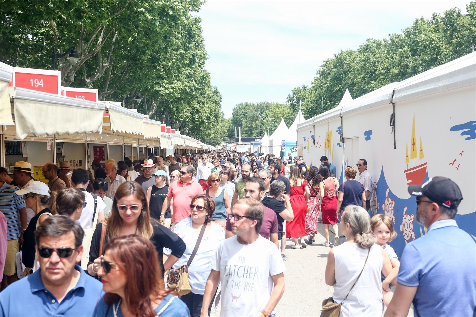 Visitantes en la Feria del Libro de Madrid
