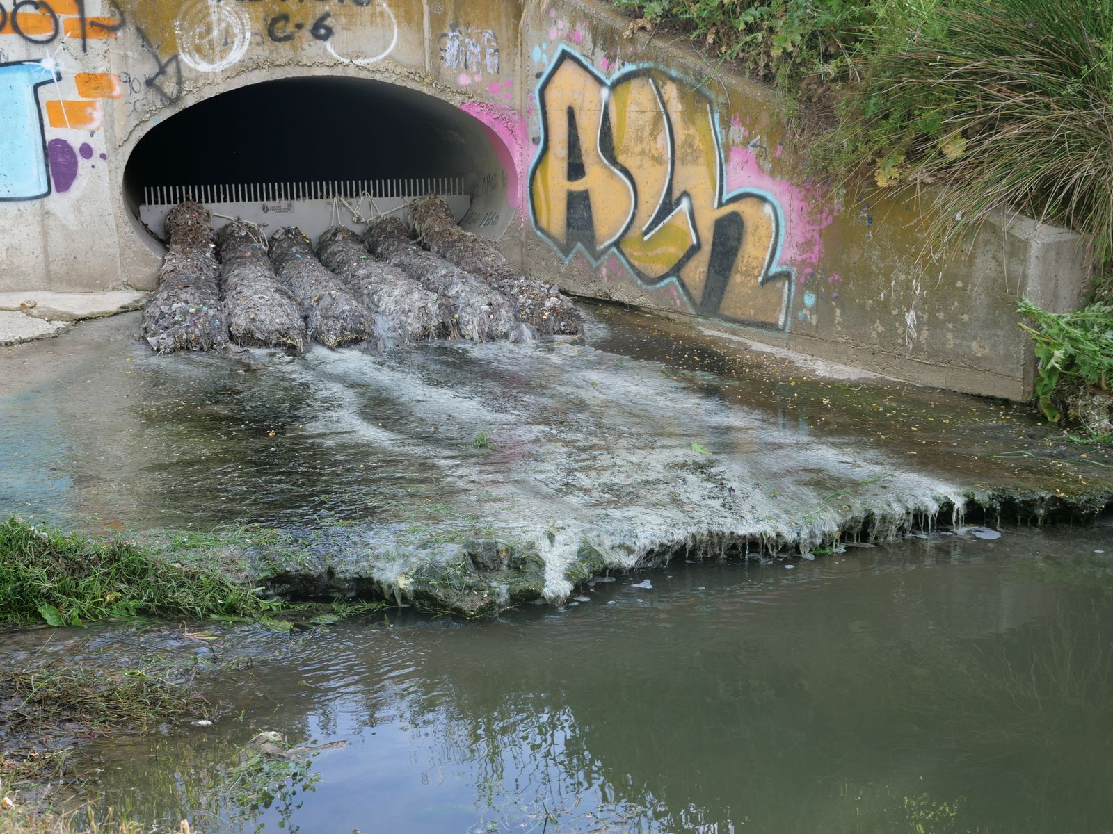 Sistema de retención de residuos para que el agua que salga por los aliviaderos no lo haga cargada de basura