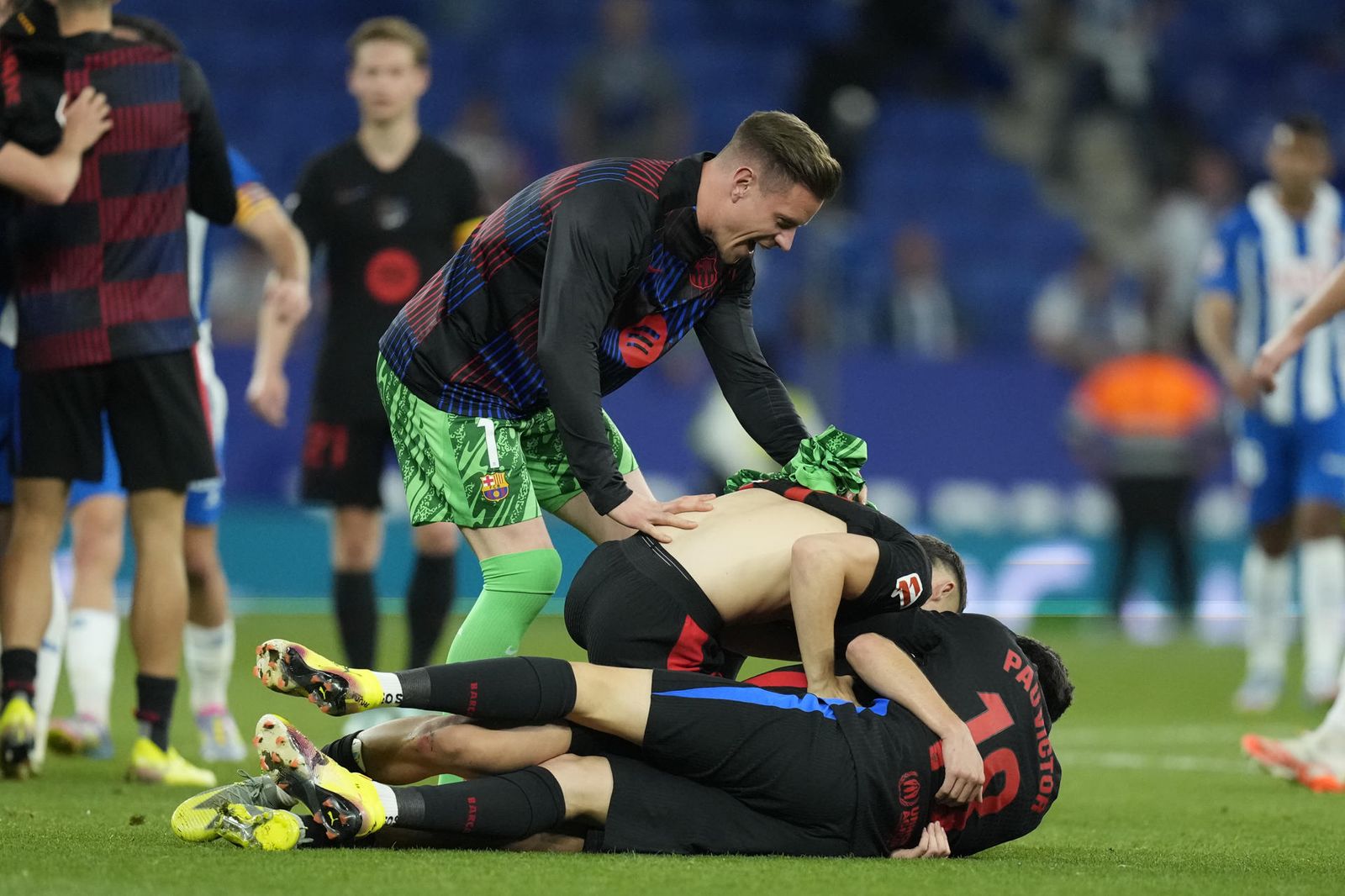 Jugadores del Barcelona celebran el título de la Liga tras ganar al Espanyol