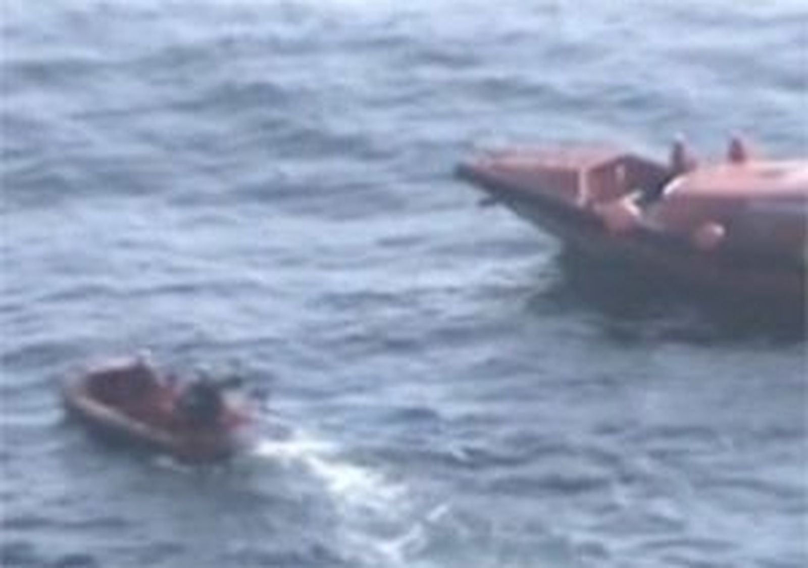 Se reanuda la búsqueda de los dos marineros desaparecidos  del pesquero hundido en Asturias