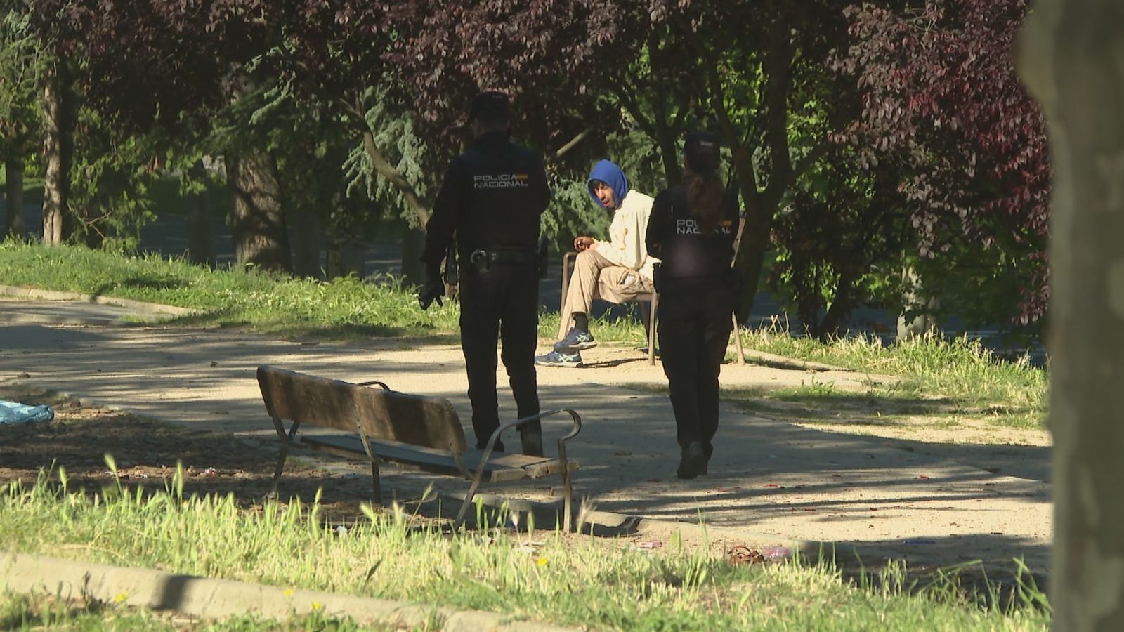 Agentes de Policía patrullando a pie en el parque El Paraíso, en San Blas