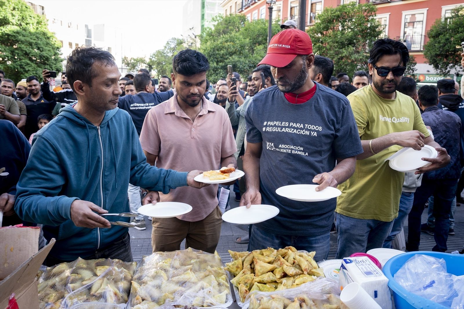 Decenas de personas durante una concentración convocada por colectivos antirracistas y migrantes, en Lavapiés