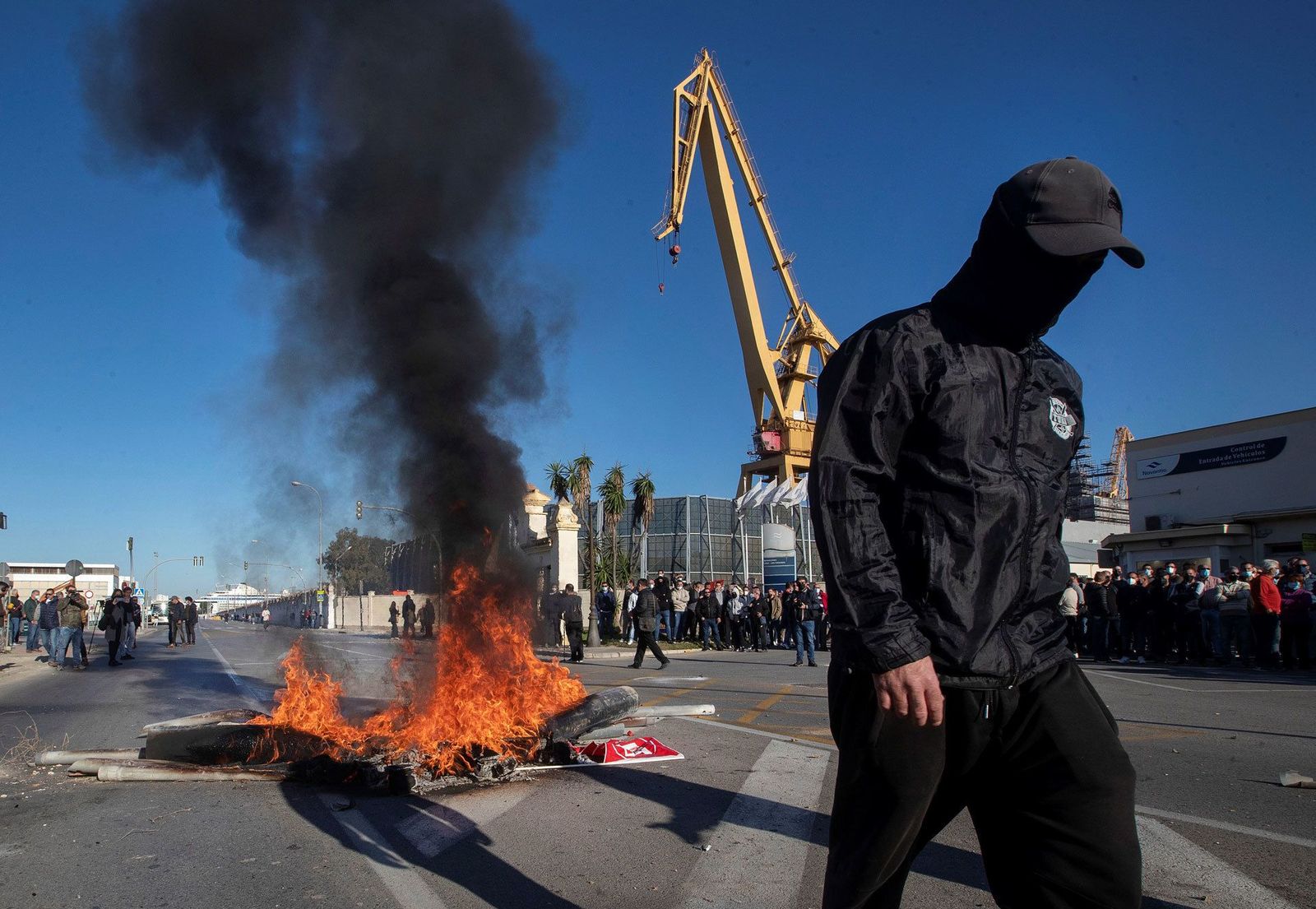 Sube la tensión en Cádiz con un detenido y un camionero herido