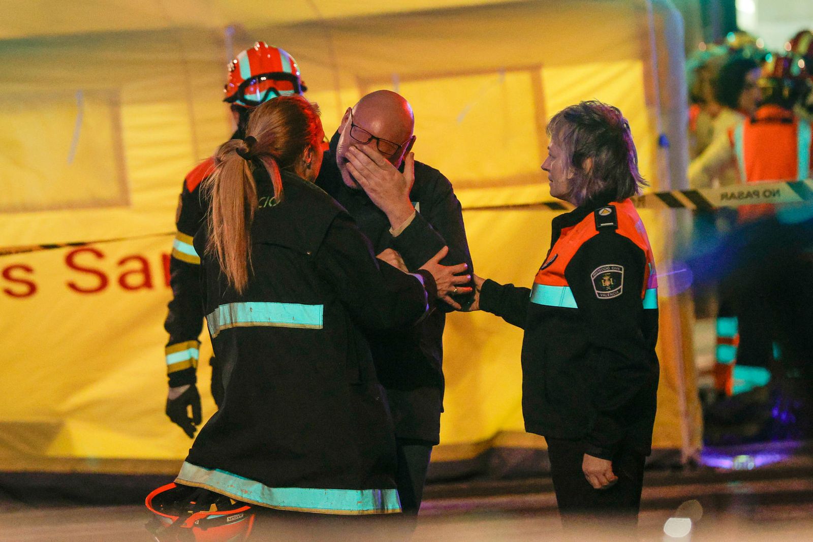 Vecinos atendidos durante el incendio de su edificio en Valencia