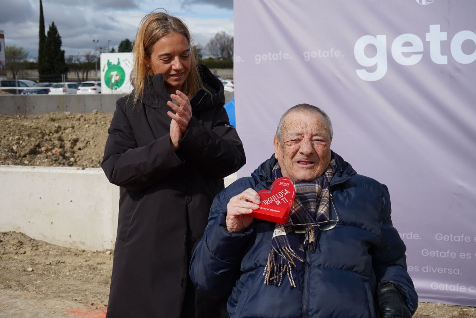 La alcaldesa de Getafe, Sara Hernández, junto a Gregorio Serrano en la colocación de la primera piedra del  nuevo campo de fútbol