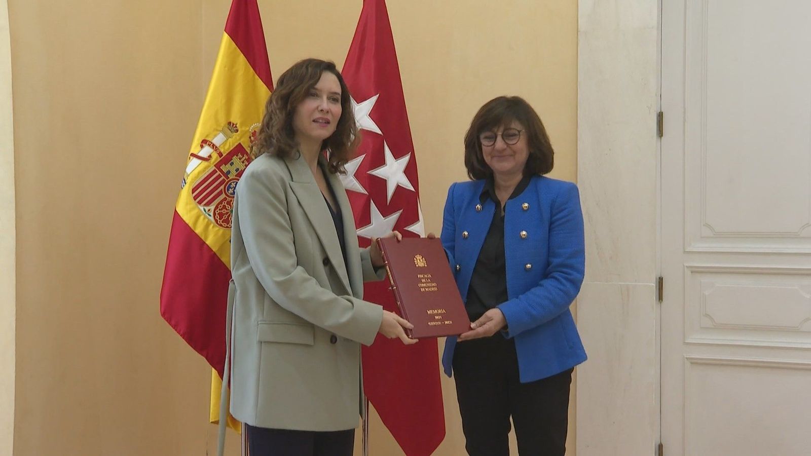 Ayuso recibe la memoria de actividades de la Fiscalía de Madrid en 2023