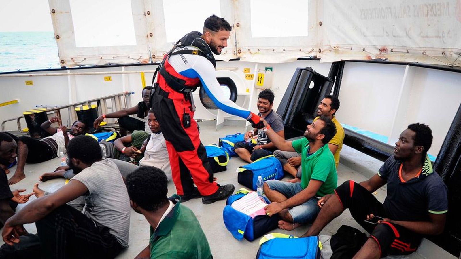 Ábalos: Hay puertos más cercanos que España dispuestos a acoger al Aquarius