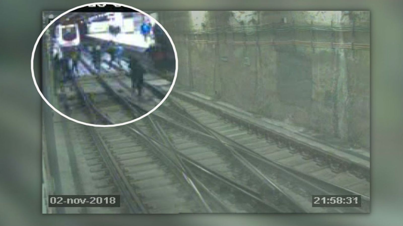 Cincuenta grafiteros atacan la línea 2 de metro en Las Rosas
