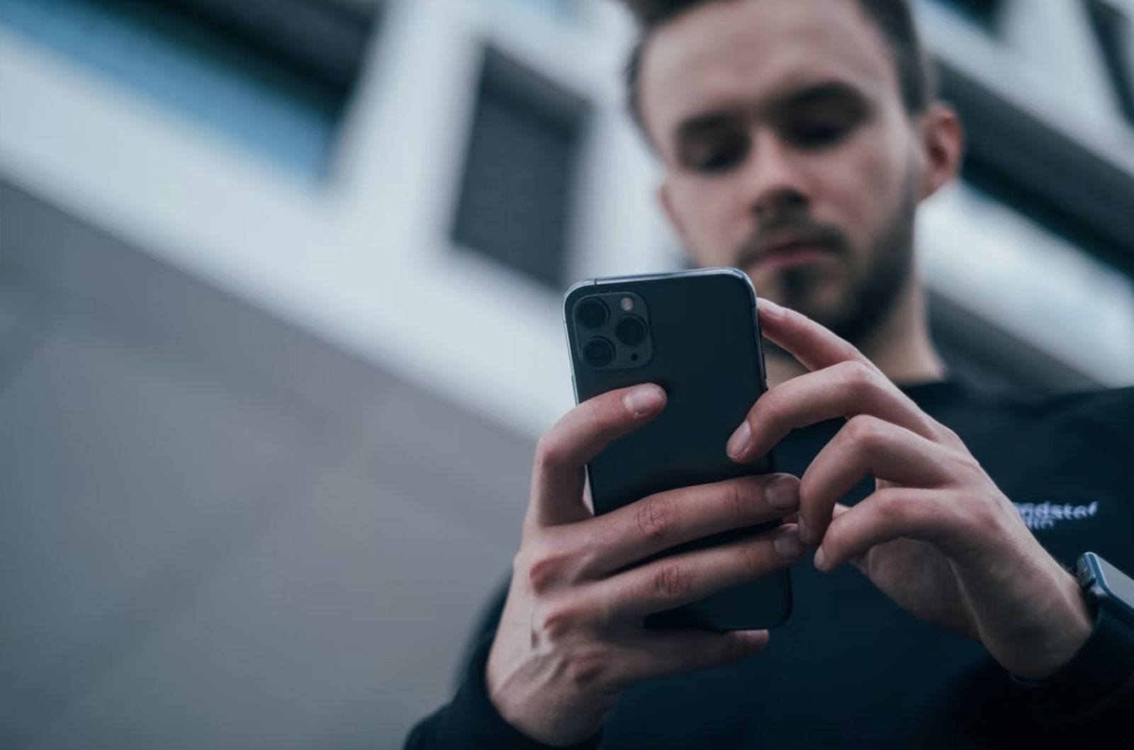 Personas con su teléfono móvil