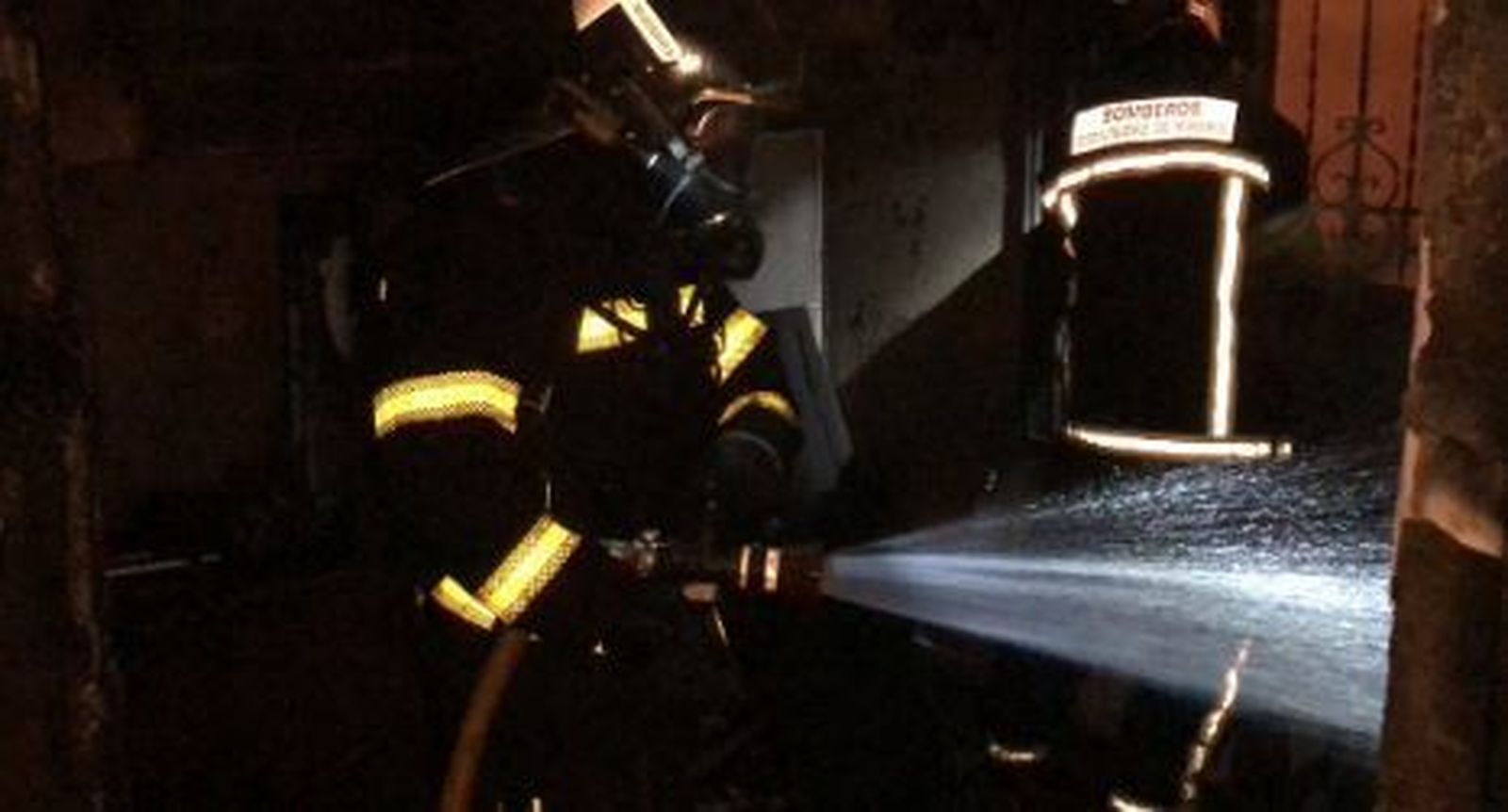 Bomberos de la Comunidad de Madrid trabajan en un incendio de una casa en  El Molar