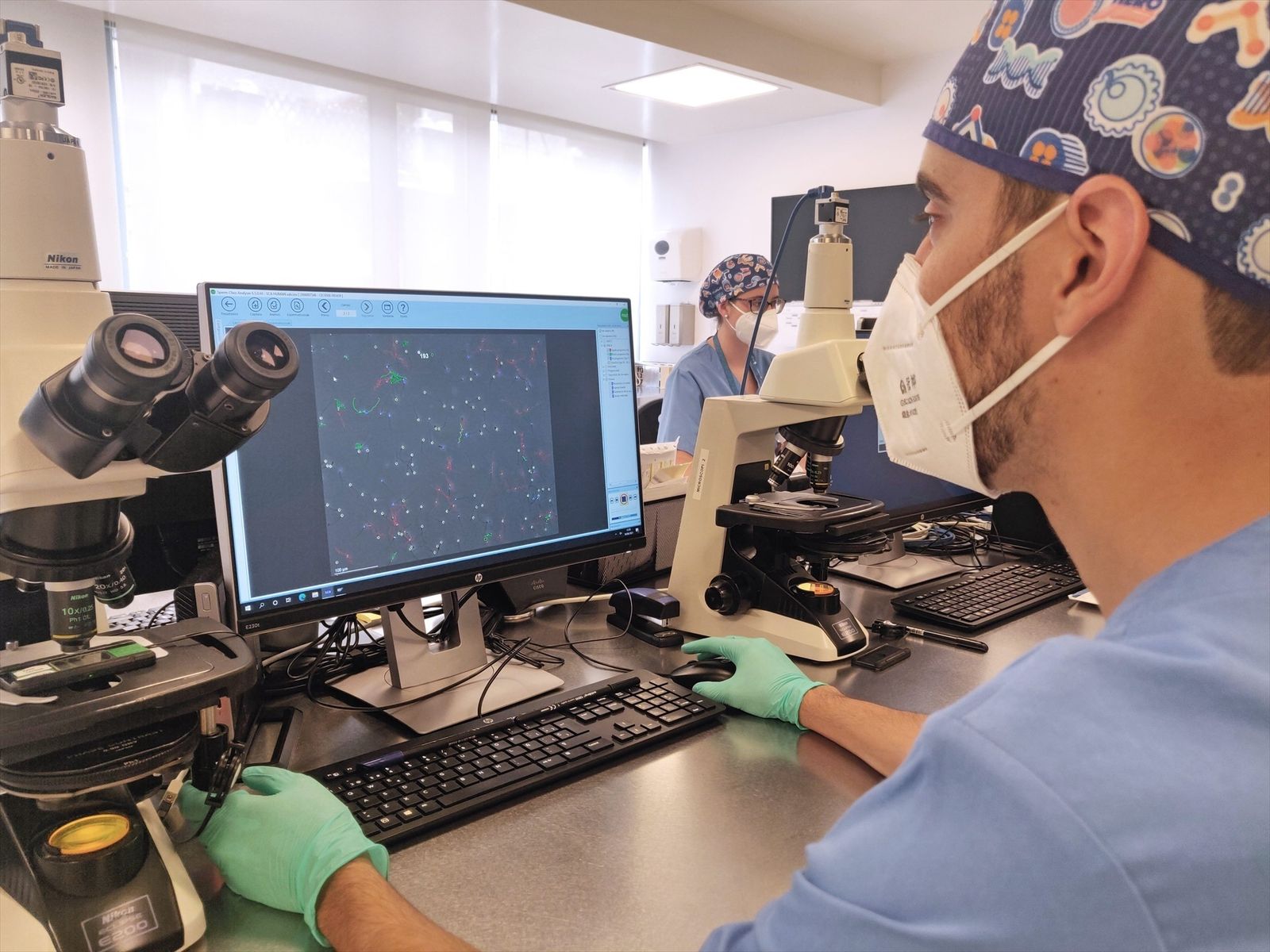 Investigadores con muestras de esperma previamemnte congeladas