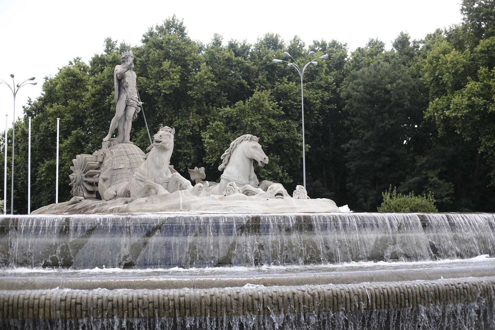 Comienza la restauración y limpieza de la fuente de Neptuno