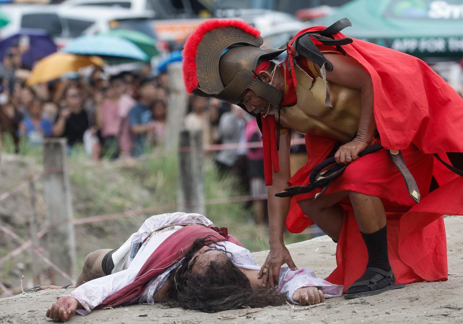 Los crucificados de Filipinas recrean con dolor y sangre la pasión de Cristo