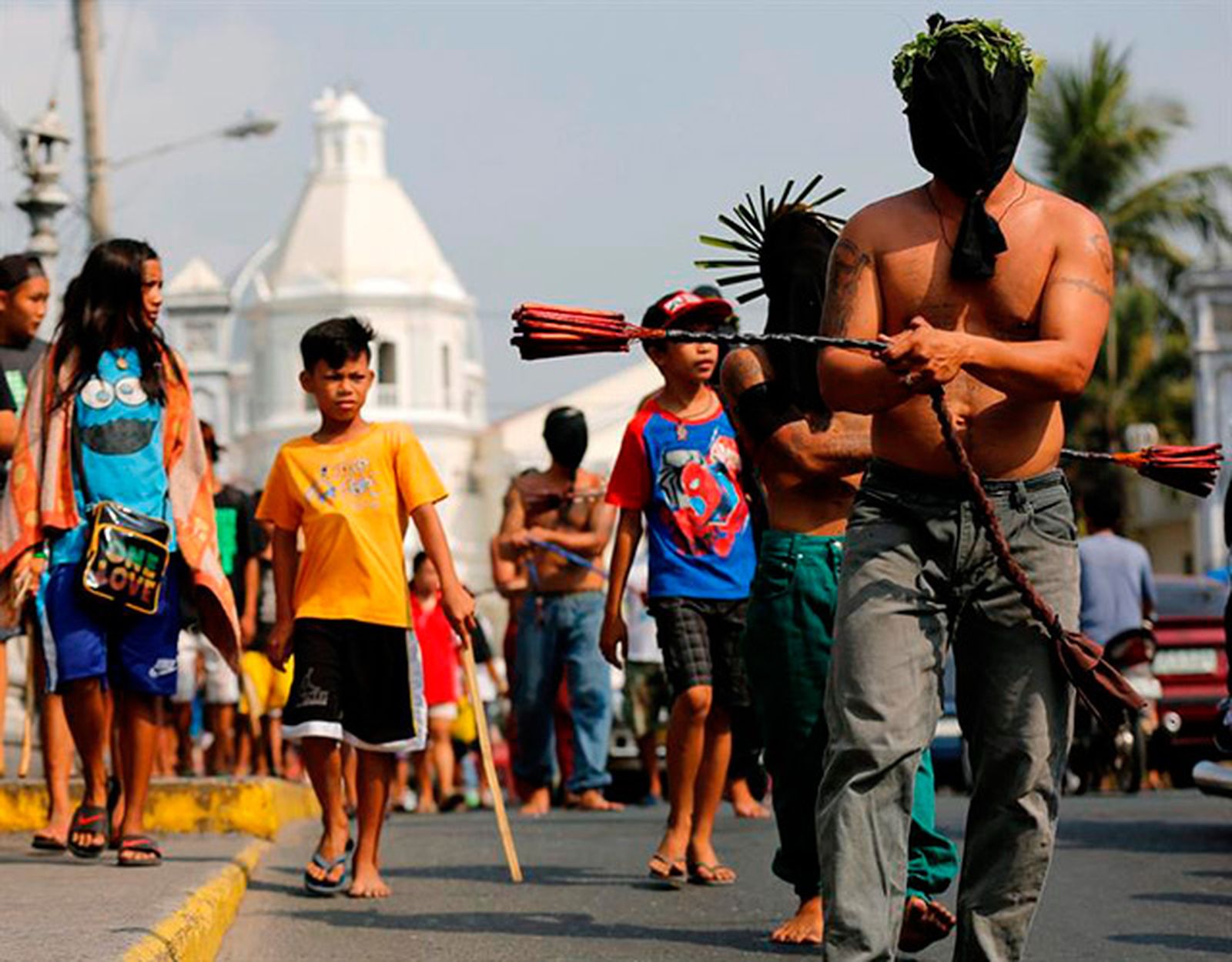 Penitentes se flagelan en San Pedro Cutud en San Fernando al norte de Manila hoy, 24 de marzo de 2016