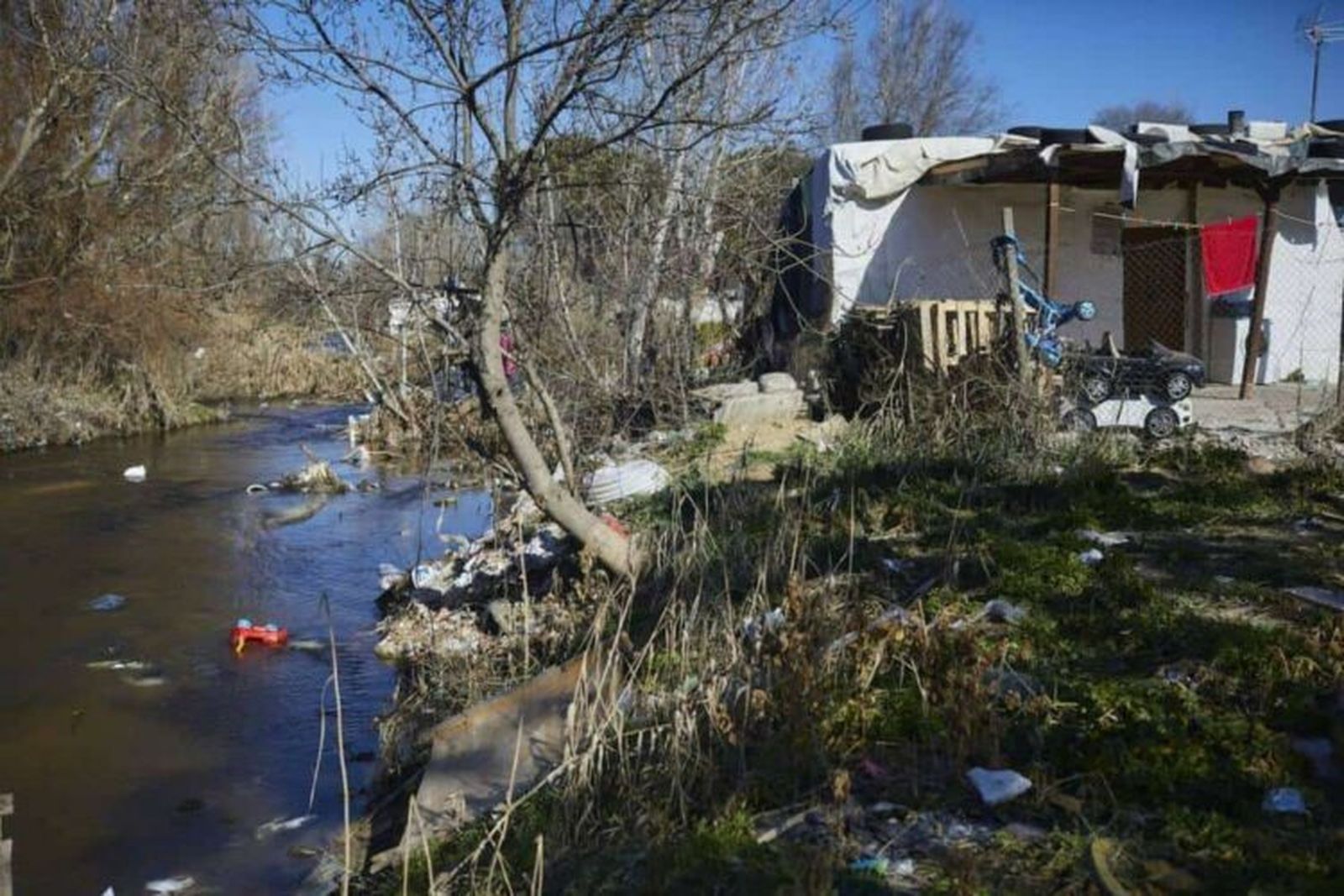 Asentamiento ilegal junto al río Guadarrama