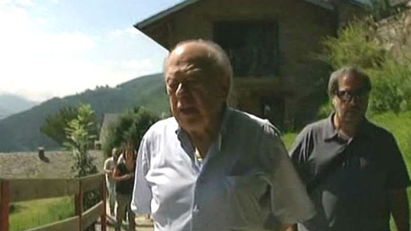 Pujol recibe en su residencia de descando una citación de la Agencia Tributaria