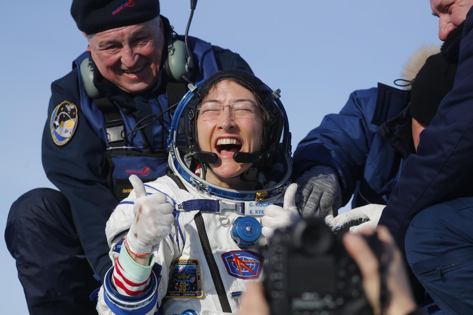 Foto de archivo de Christina Koch mientras es extraída de la cápsula Soyuz MS-13 tras aterrizar en Kazajistán