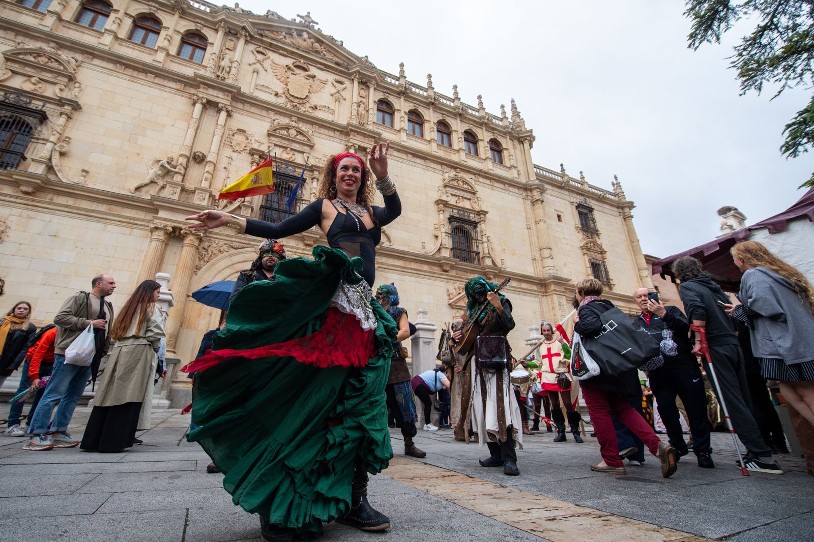 Actuación en las calles de Alcalá de Henares durante la Semana Cervantina