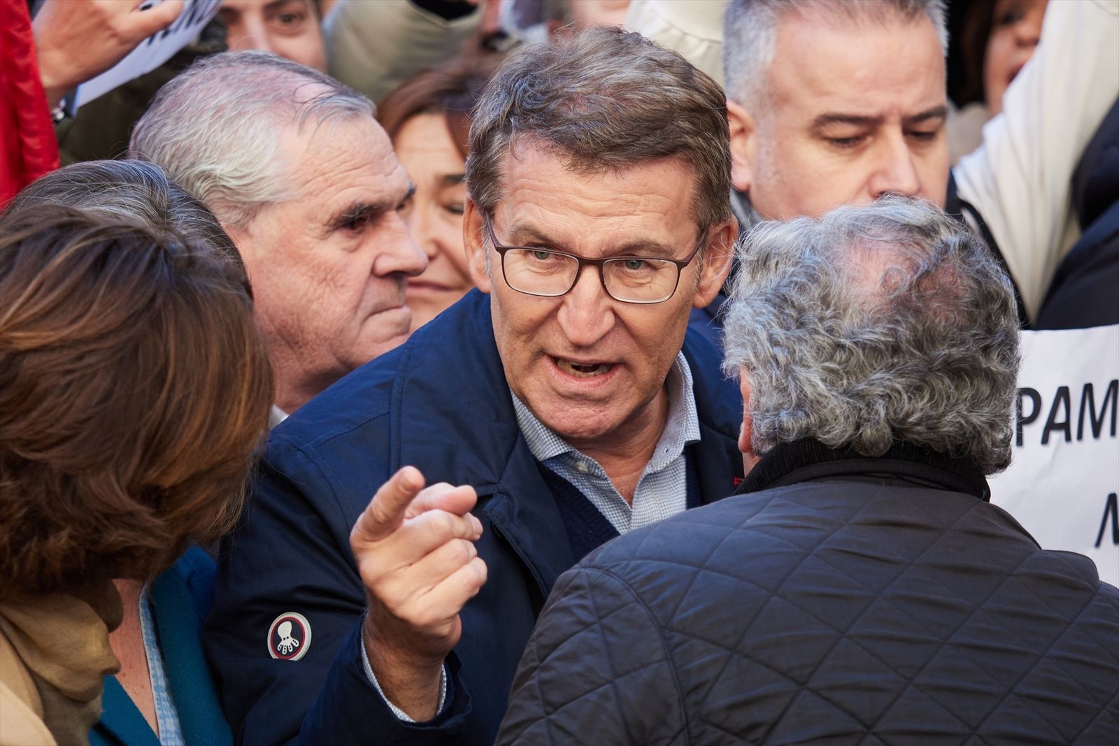 Feijóo, durante una manifestación para pedir al PSOE que abandone el pacto realizado con Bildu en Pamplona