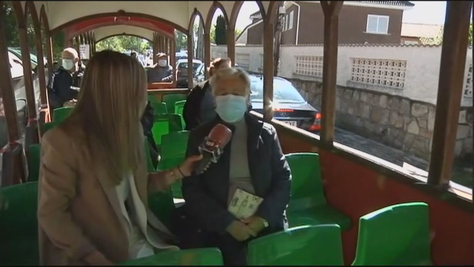 En Becerril, a votar en tren turístico