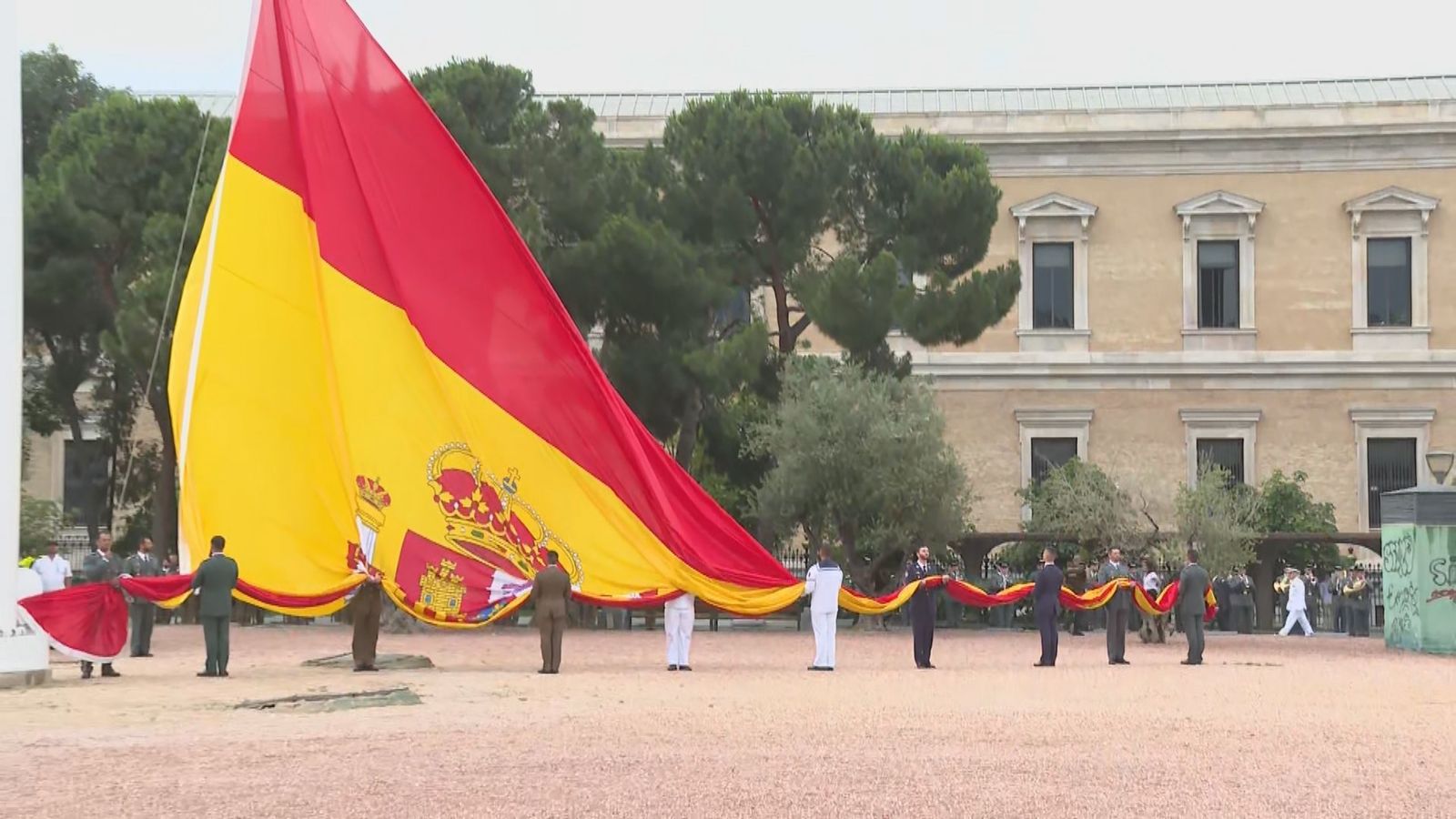Homenaje  al rey con izado solemne de bandera en Colón