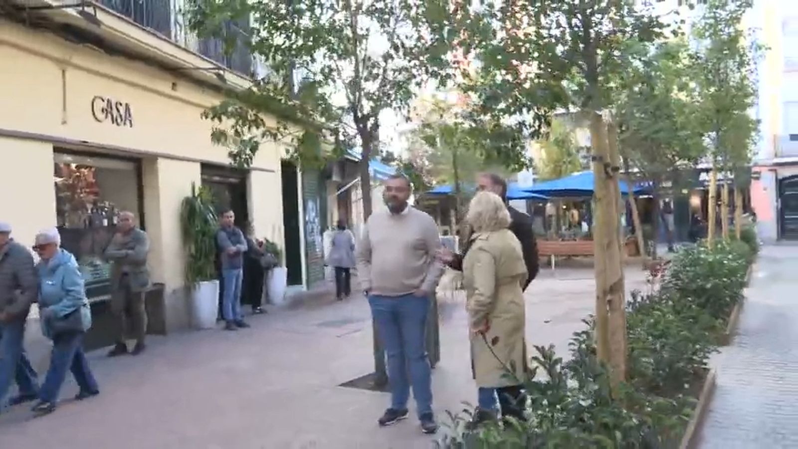 La delegada de Obras y Equipamientos, Paloma García Romero, acompañada del concejal de Centro, Carlos Segura, visita la plaza de Matute