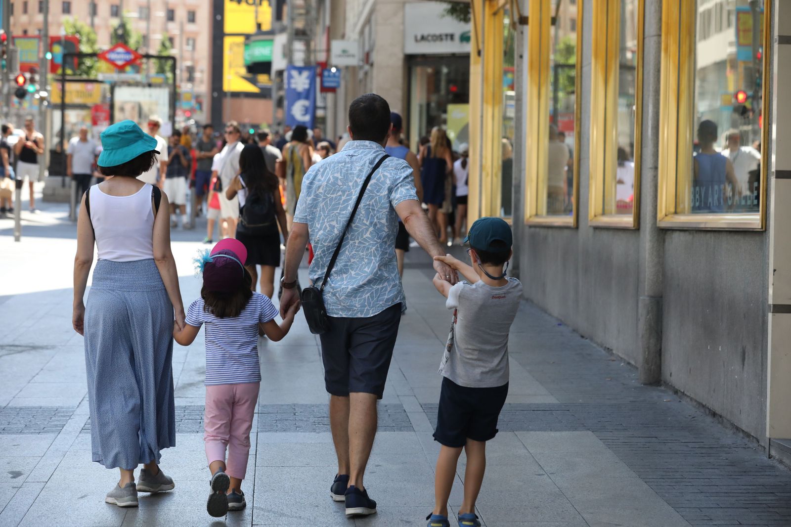 Una familia de dos adultos y dos hijos es más pobre que un jubilado que vive solo
