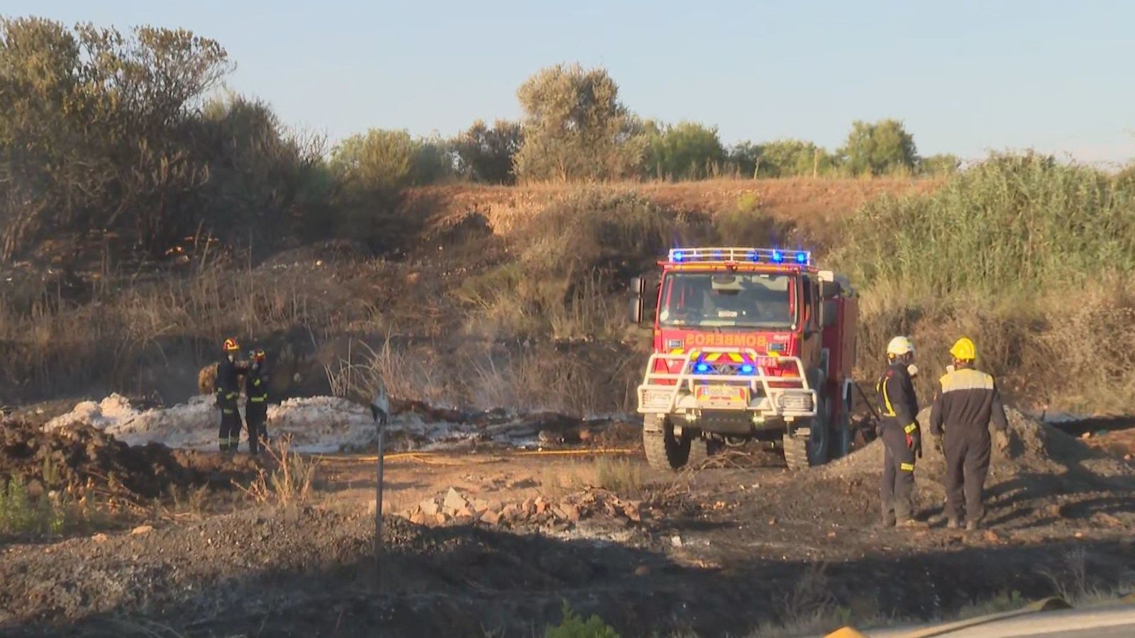 Controlado un incendio de pastos en Meco que ha cortado la carretera M-116 durante dos horas