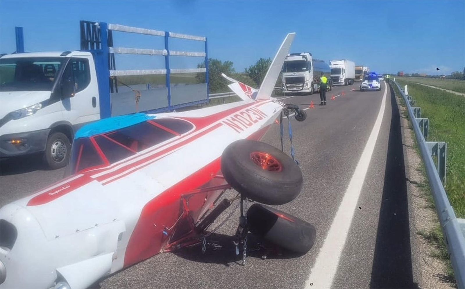 Una furgoneta pierde la avioneta que transportaba en la autopista AP-2 en Fraga (Huesca)