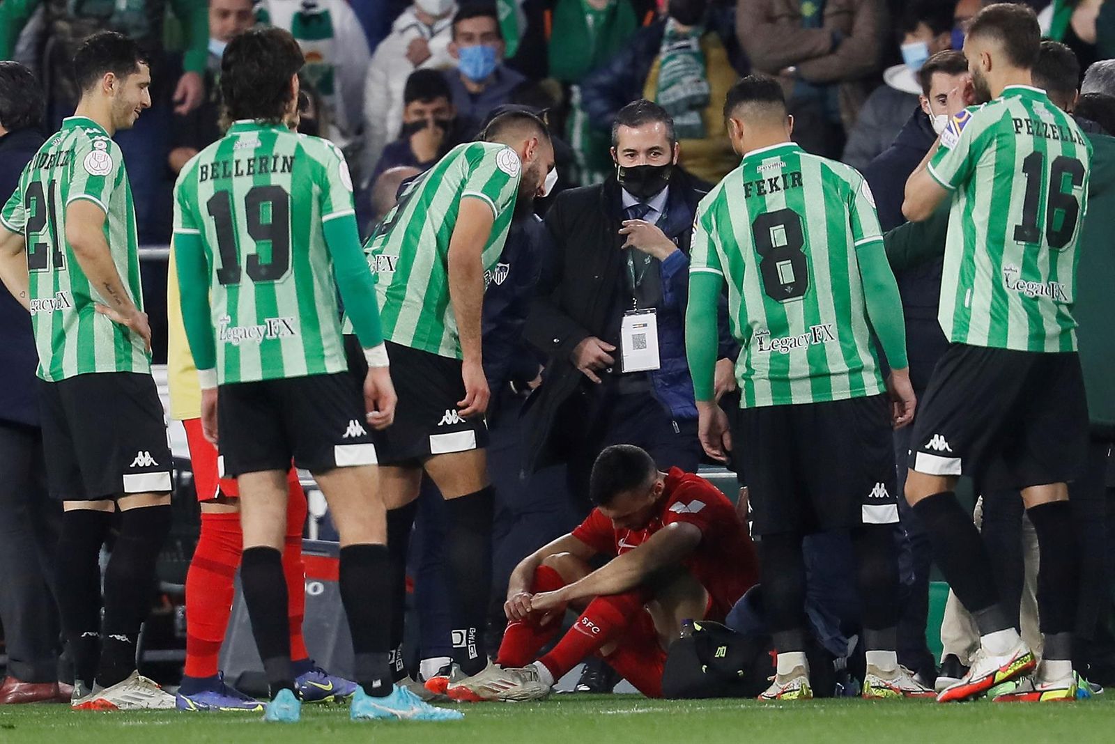 El centrocampista del Sevilla Joan Jordán tras recibir el impacto de un palo tirado desde la grada