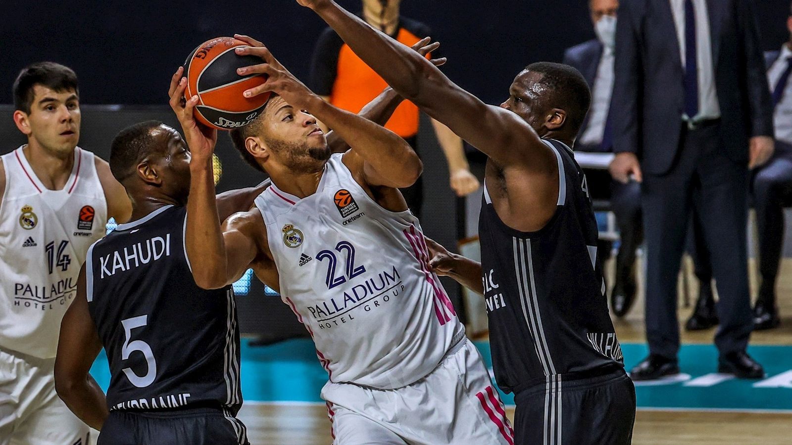 Tavares ante el Asvel Villeurbanne
