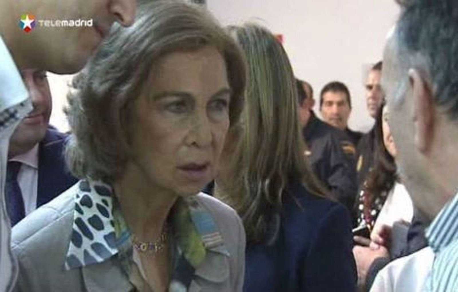 La reina visita zonas afectadas por las inundaciones y apoya a las víctimas