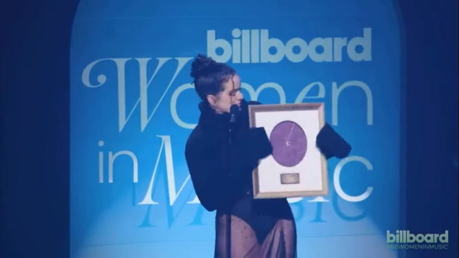Rosalía recogiendo el premio