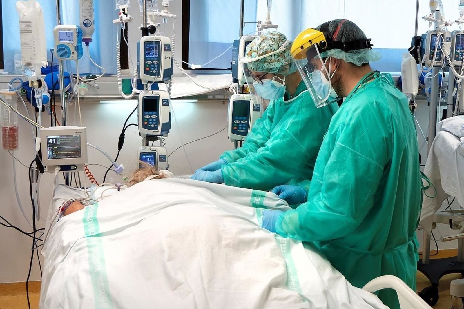 Madrid rinde homenaje a los profesionales sanitarios por su entrega durante la pandemia de covid-19