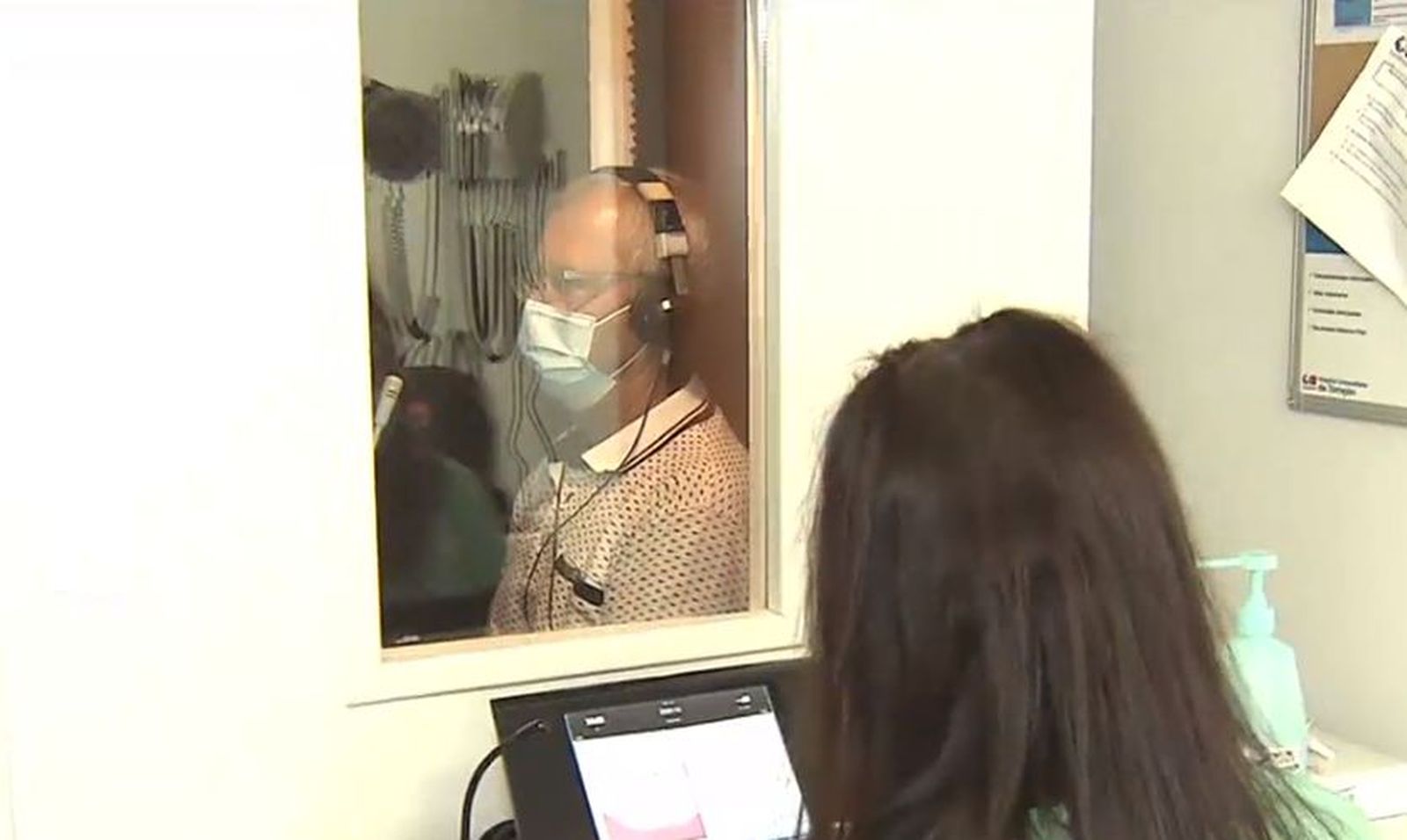 El uso de la mascarilla agudiza la pérdida auditiva en algunas personas