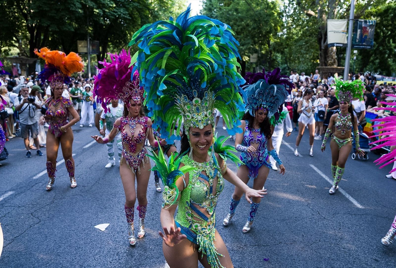 Música, charangas, batucadas y carrozas: Madrid se convierte en la gran fiesta del Orgullo