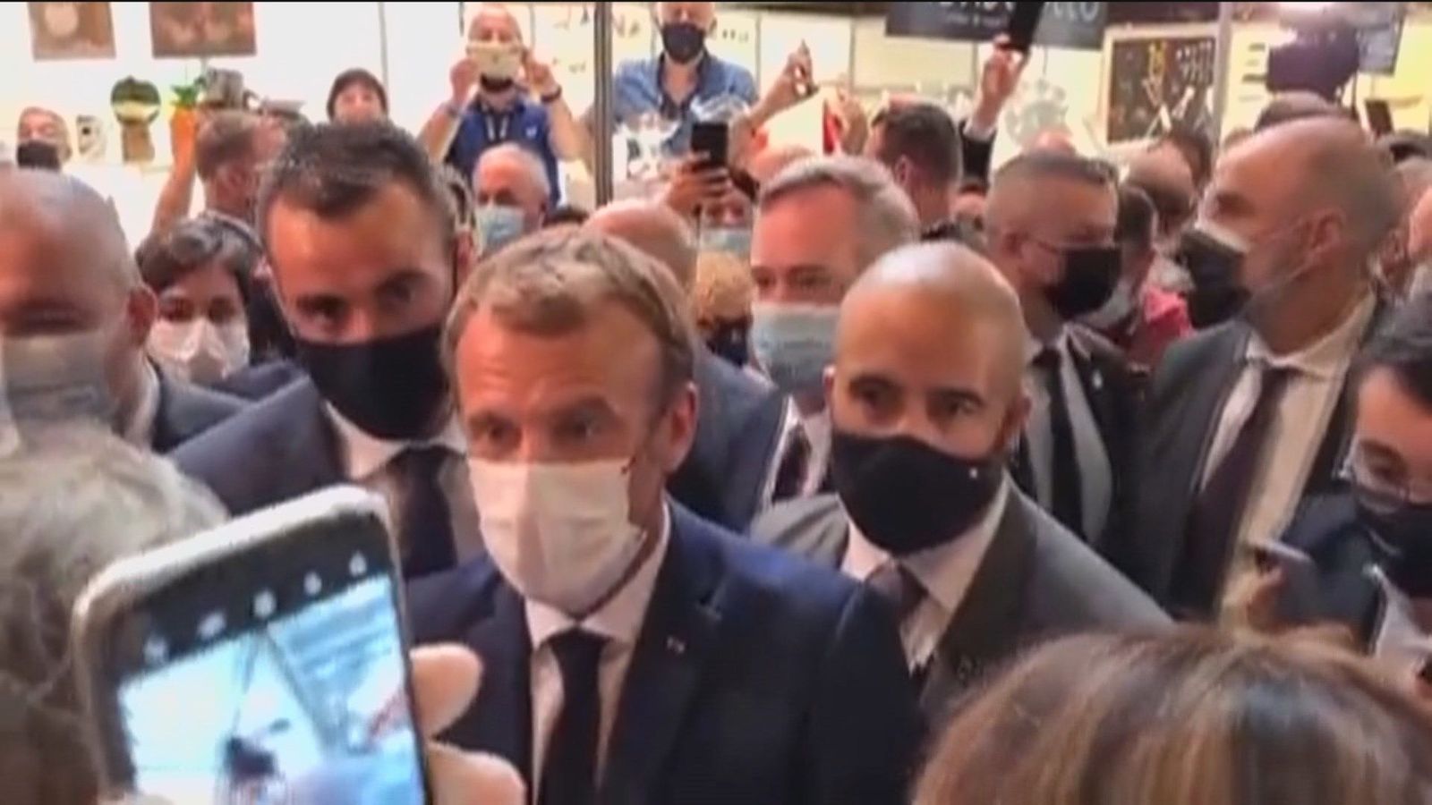Lanzan un huevo a Macron al grito de "Viva la revolución", en el salón de gastronomía de Lyon