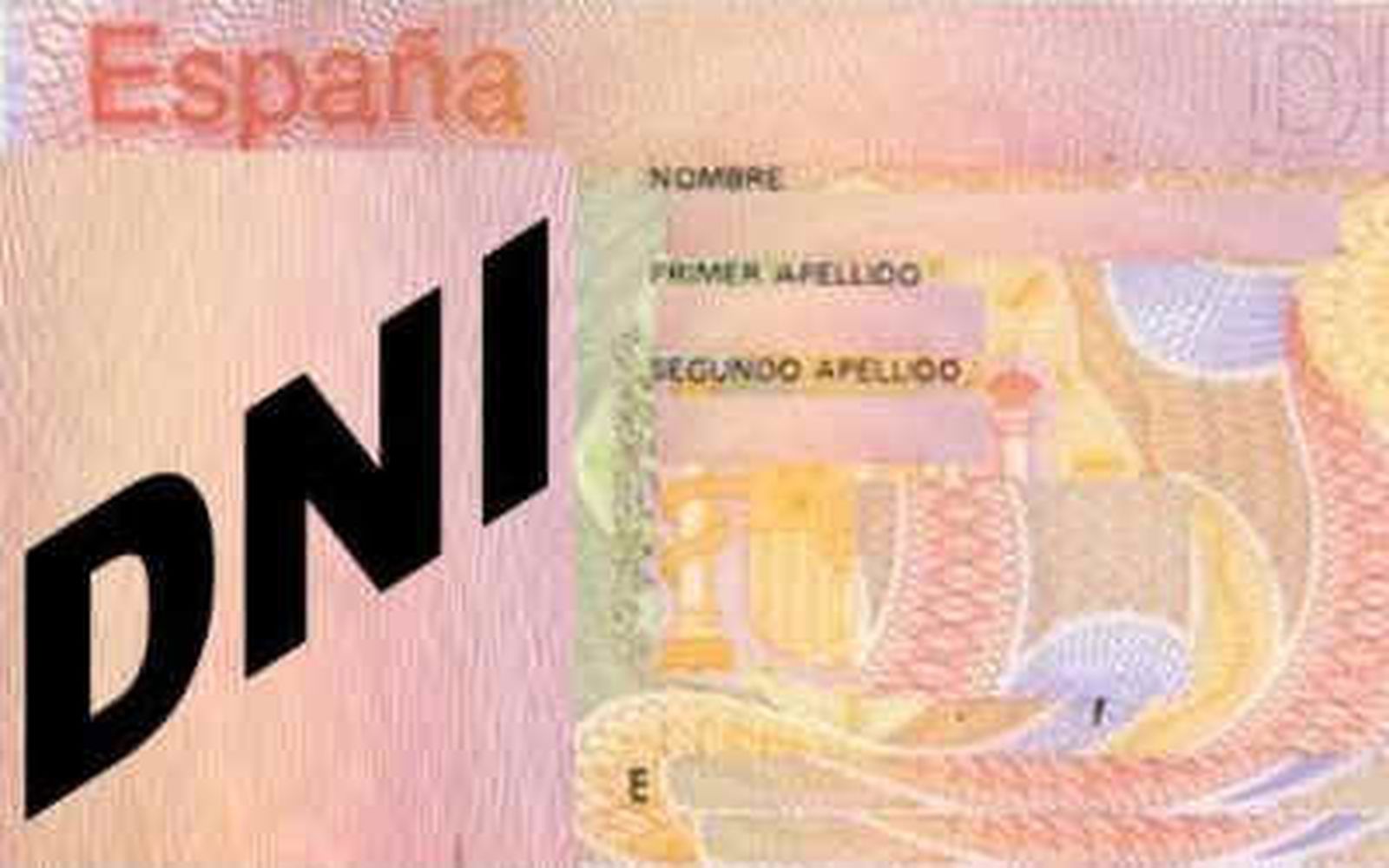 La Policía refuerza personal ante la avalancha para renovar pasaportes y DNI