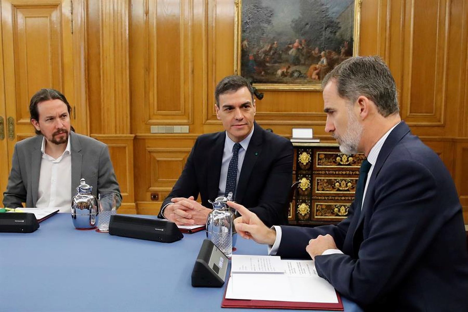 Pedro Sánchez y Pablo Iglesias dialogan con el rey