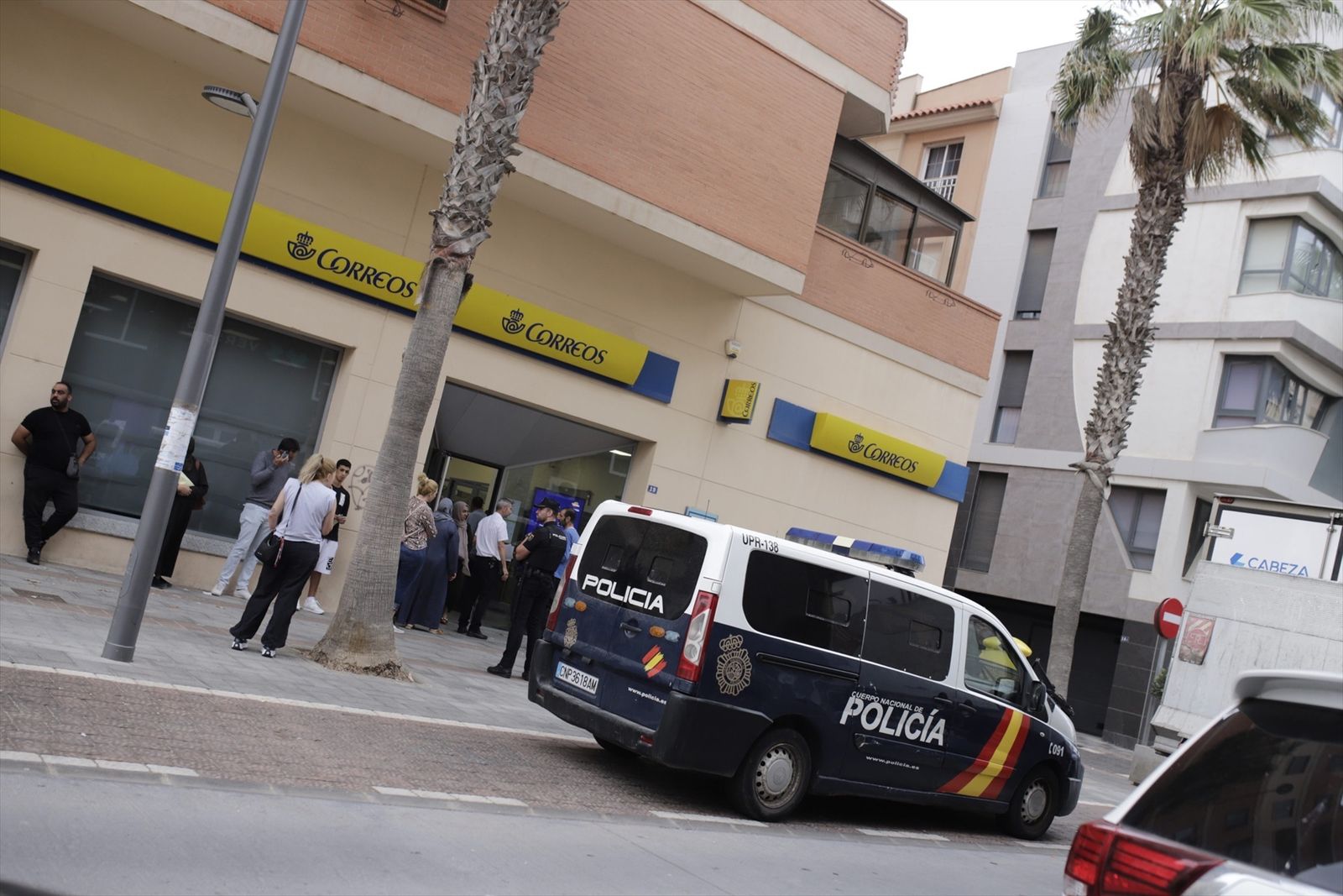 Un furgón policial frente a una oficina de correos en Melilla