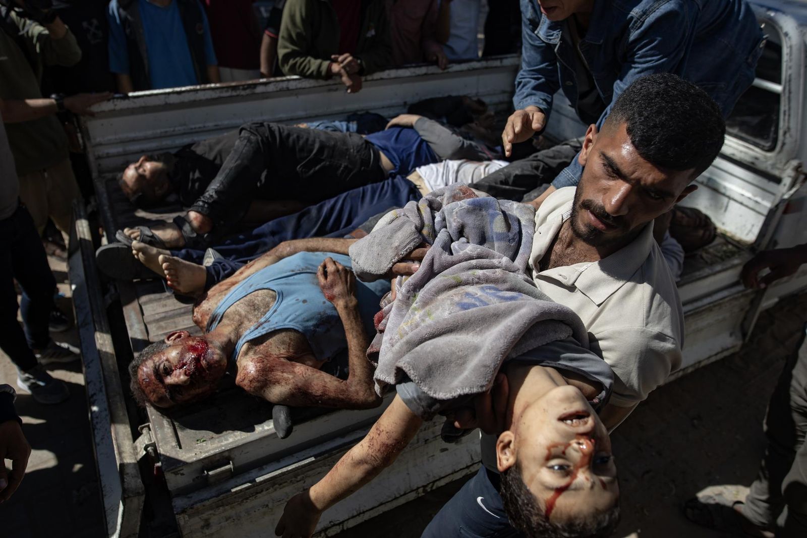 Cuerpos de vísctimas de lso ataques de Israel llegan al Hospital Al-Shifa en la ciudad de Gaza