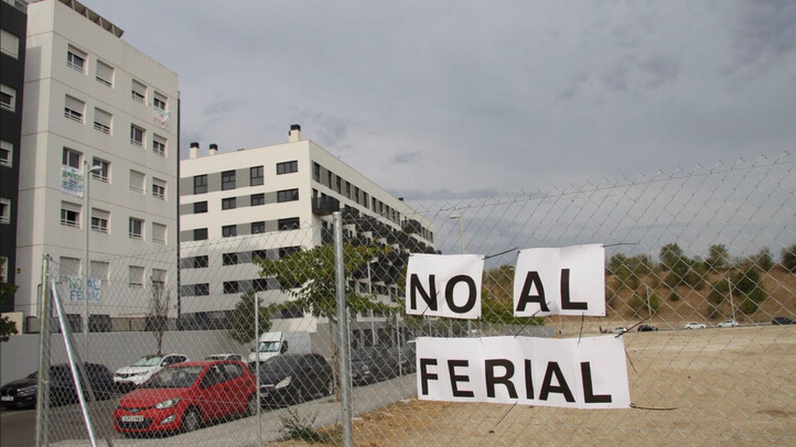Cartel en la valla próxima a bloques de viviendas en El Cañaveral (Vicálvaro)