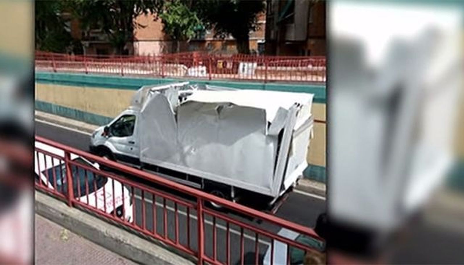 El puente de Leganés donde los camiones quedan empotrados
