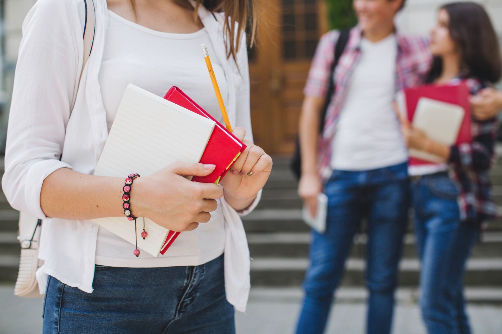 Estudiante con una libreta