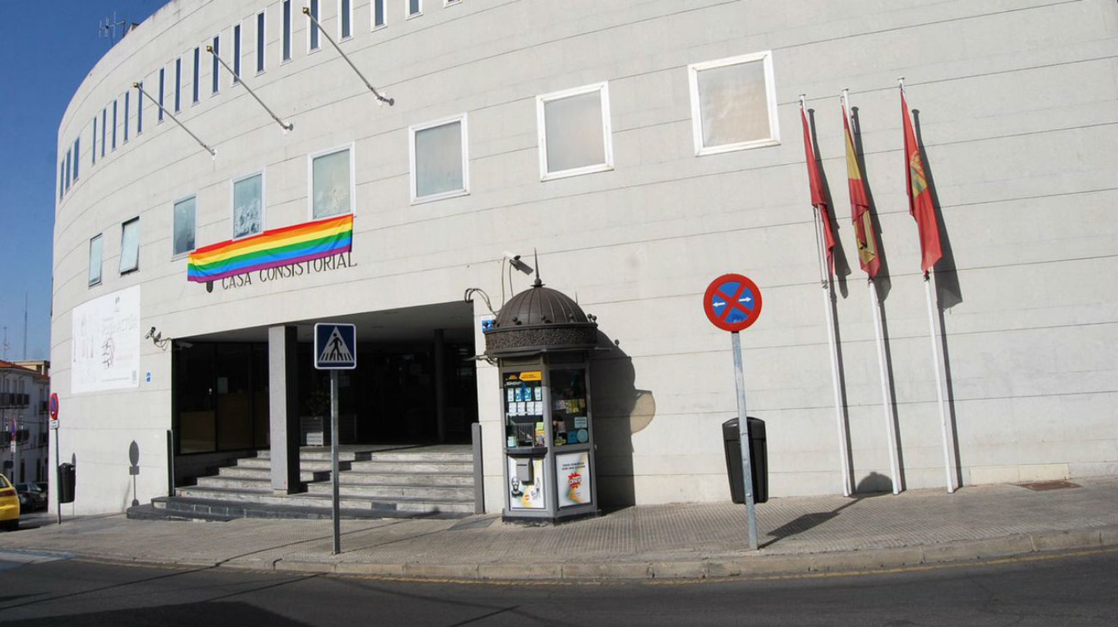 El Ayuntamiento de Parla luce una bandera arcoiris