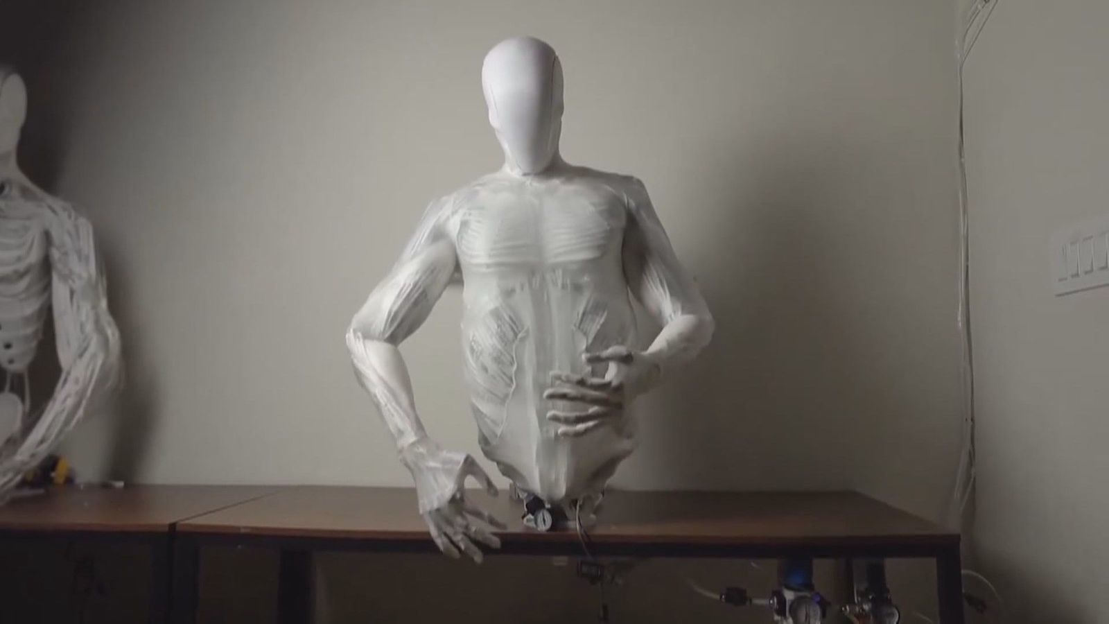 ¿El futuro de la guerra? Robots humanoides con músculos artificiales