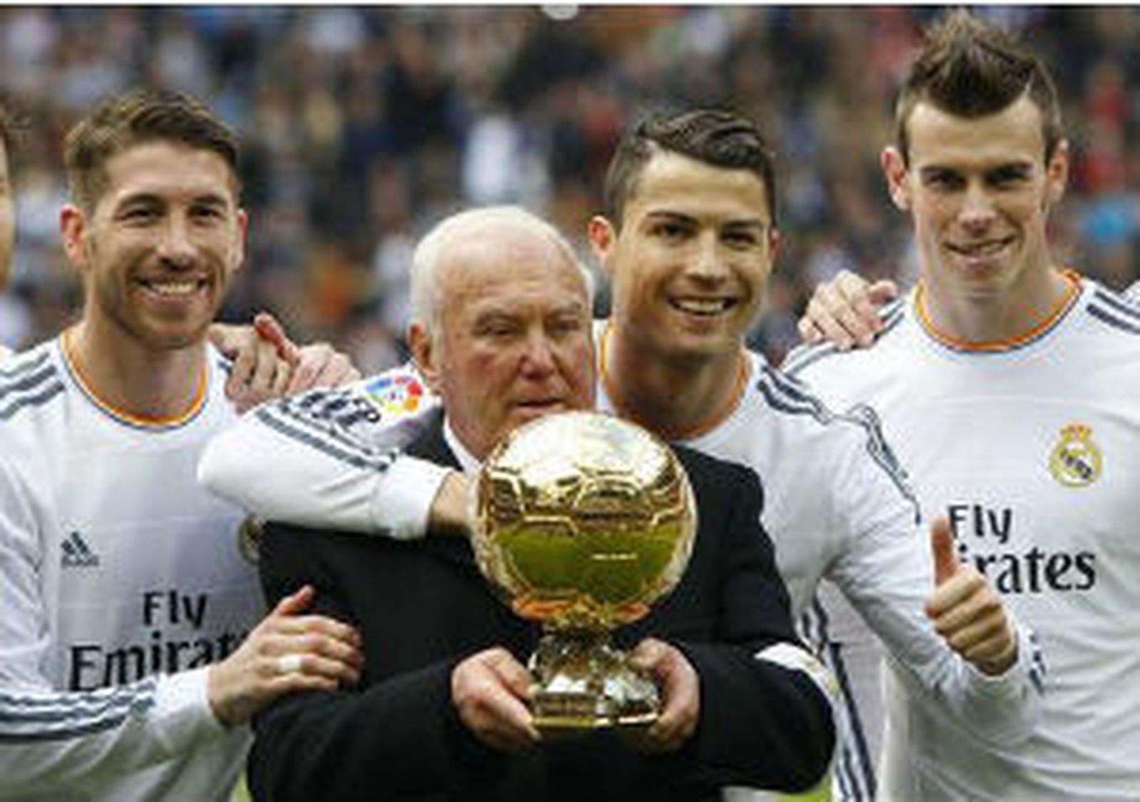 Cristiano posa con el Balón de Oro