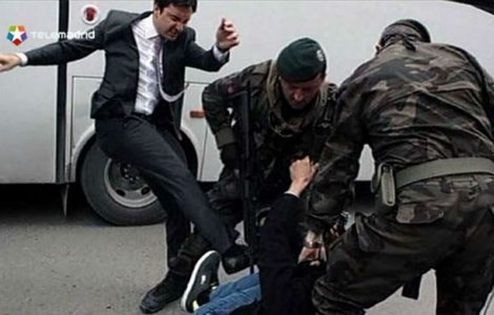 En Turquía se muestran imágenes de Erdogan y un asesor agrediendo a ciudadanos