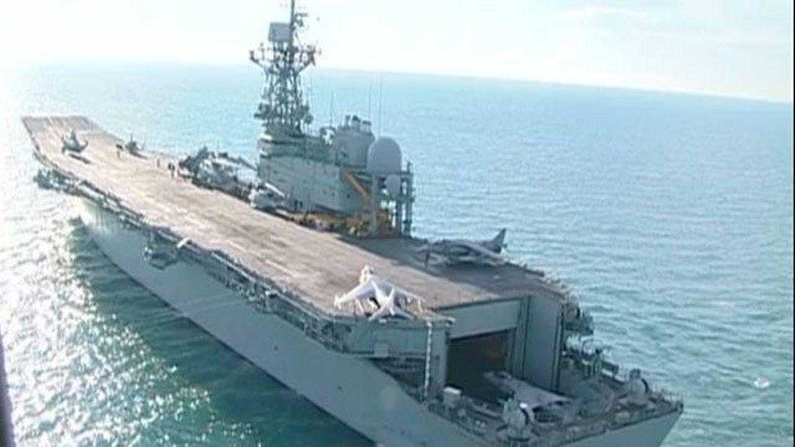 El portaaviones Príncipe de Asturias sale rumbo al desguace
